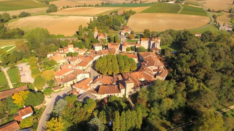 Vue du village circulaire de Fourcès par drone